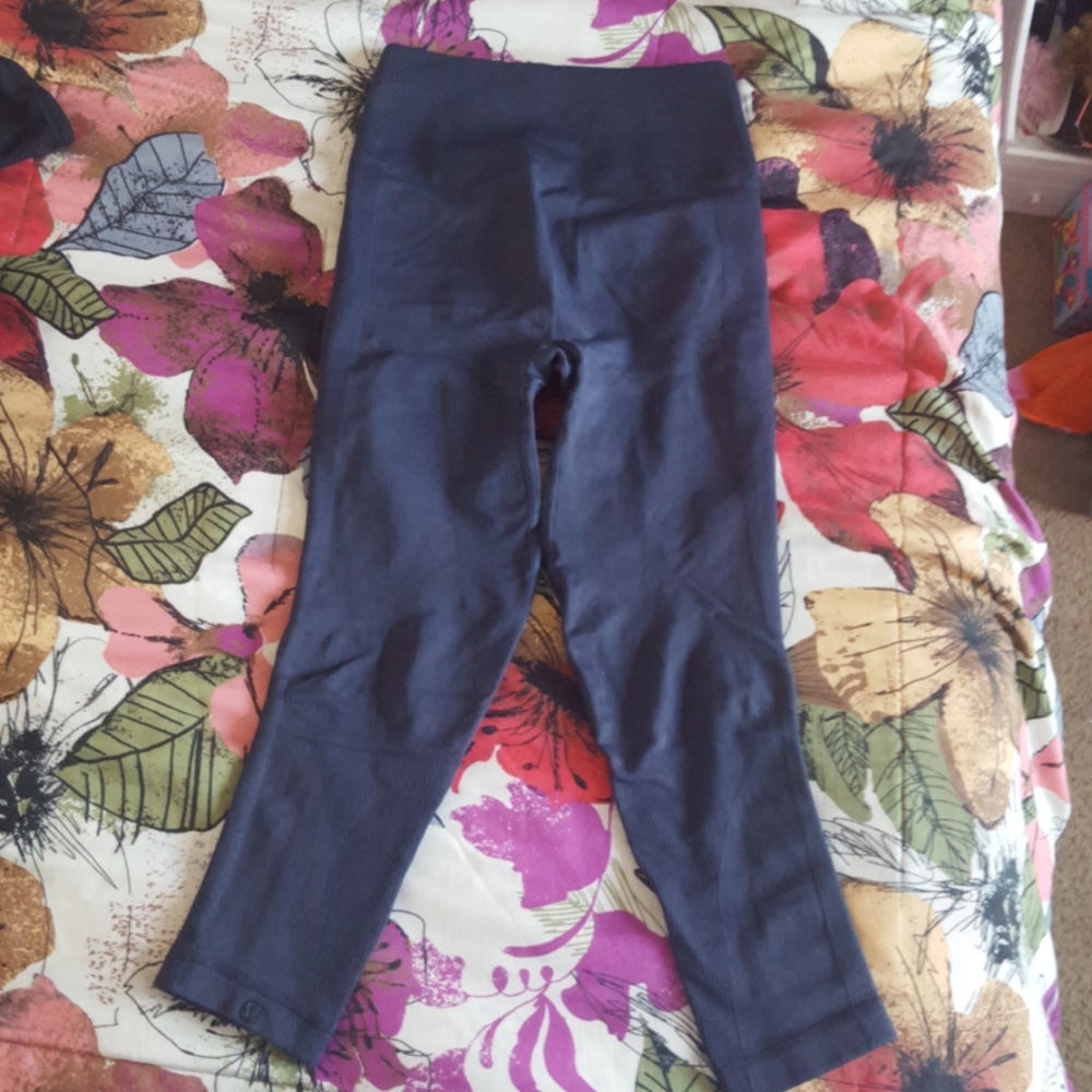 Lululemon Zoned In Crop - Picture 4 of 9